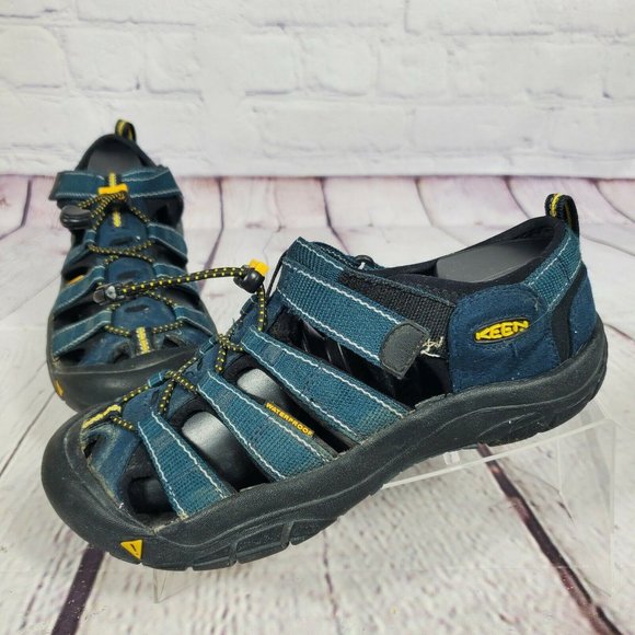 Keen  Size 6 Newport Waterproof Slip on Sandals - Picture 2 of 8